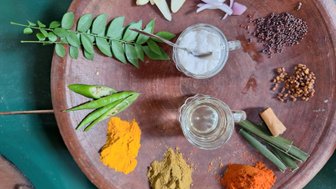 Bunte Gewürze und frische Zutaten in Sri Lanka – Sri Lanka Reise mit Kindern