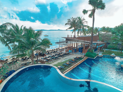 Ein atemberaubender Blick auf den Infinity-Pool, umgeben von Palmen und mit Blick auf das ruhige Meer in Koh Samui.