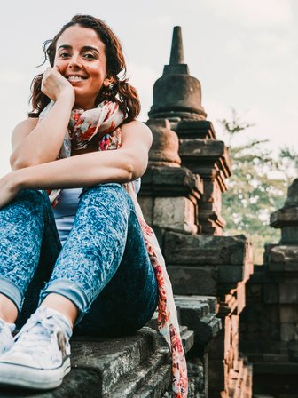 Teenagerin erkundet einen traditionellen Tempel auf Bali – Bali Familienreise