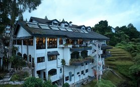 Resortgebäude im Grünen des Strawberry Park Resorts – Malaysia & Borneo mit Kindern