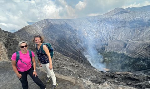 Zwei Frauen stehen am Rand des Kraters des Bromo Vulkans – Indonesien Familienreise