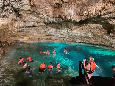 Kinder und Erwachsene genießen ein erfrischendes Bad in einer Cenote – Mexiko Familienreise