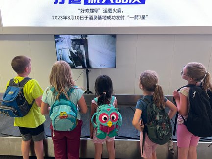 Kinder am Gepäckband nach der Ankunft am Flughafen Guilin – China Reise mit Kindern