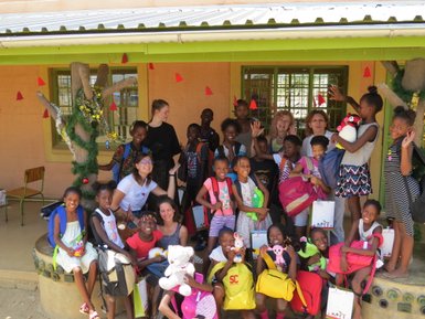 Ein Gruppenbild von einheimischen Kindern - Namibia mit Jugendlichen