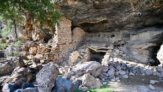 Verfallene Steinmauern und Ruinen inmitten der kargen Felslandschaft des Jebel Shams – Oman mit Kindern