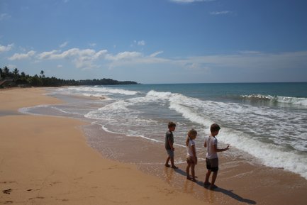 Kleinkinder genießen das Spielen im Sand am Strand von Mirissa – Sri Lanka Familienreise