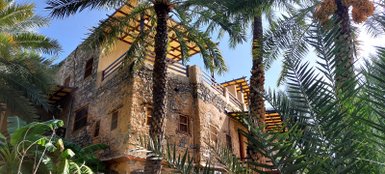 Historisches Gebäude des Misfah Old House von außen – Oman mit Kindern