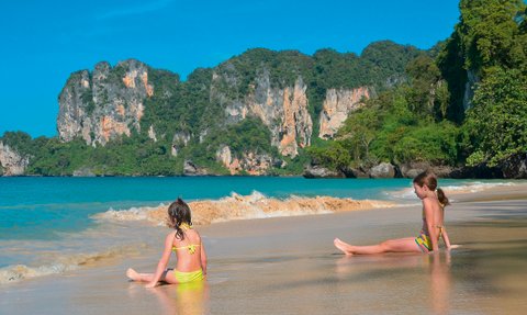 Mädchen spielen am Ufer eines tropischen Strandes – Thailand Familienreise