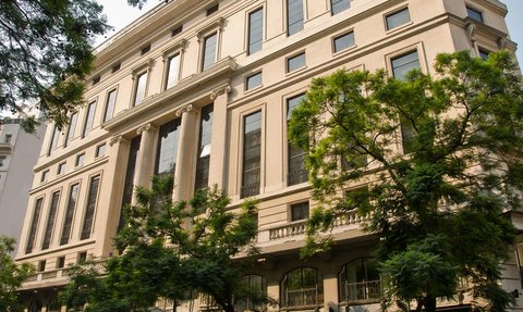 Die elegante Fassade des Continental Hotels in Buenos Aires zeigt große Fenster und klassische architektonische Details.