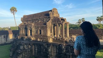 Frau erkundet die historischen Ruinen von Angkor Wat in Siem Reap – Kambodscha Familienreise