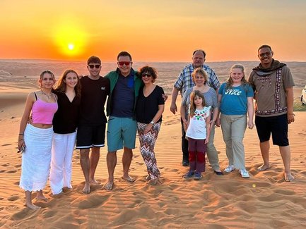 Familie macht gemeinsames Foto beim Sonnenuntergang in der Wahiba-Wüste – Oman Familienreise