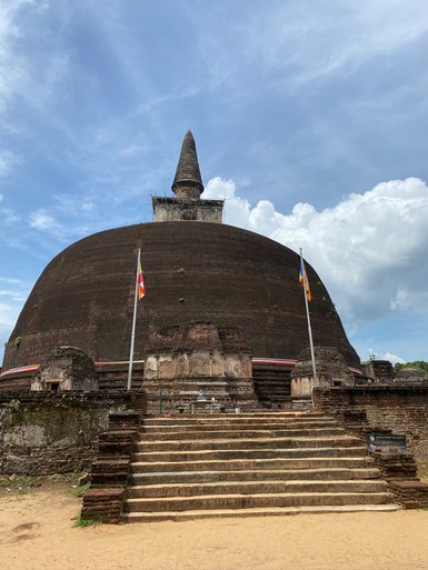 Stupa in der historischen Königsstadt Polonnaruwa – Sri Lanka Reise mit Kindern