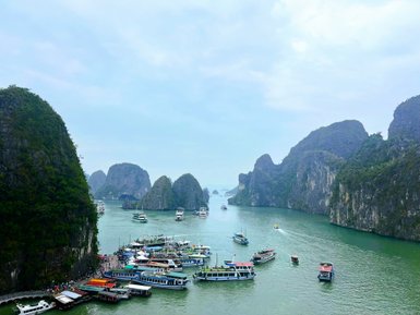 Bootsfahrt und Schiffe in der Halong-Bucht – Vietnam Familienreise