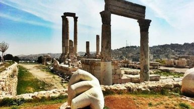 Torbögen der Zitadelle in Amman - Jordanien mit Kindern