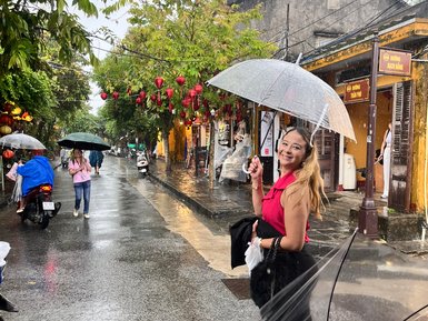 Mädchen geht mit Regenschirm – Vietnam Familienreise