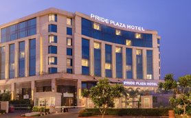Das Pride Plaza Hotel in Aerocity, New Delhi, strahlt Eleganz mit seiner modernen Architektur und beleuchteten Fassaden aus.