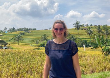 Frau erkundet die üppigen Teeplantagen rund um Ubud – Bali mit Kindern