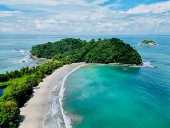 Blick von oben auf das türkisblaue Wasser im Manuel Antonio Nationalpark – Costa Rica Familienreise