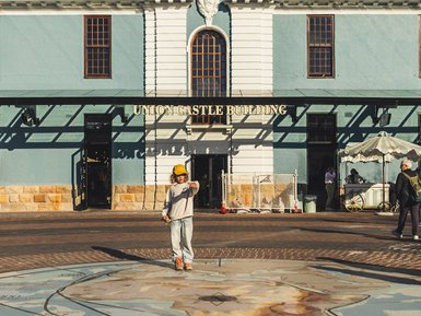 Kind steht vor dem Union Castle Building in Kapstadt – Südafrika Familienreise