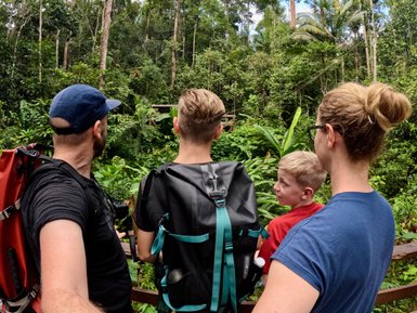Familie erkundet gemeinsam das Semenggoh Wildlife Center – Malaysia & Borneo Reise mit Kindern