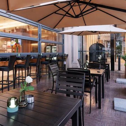 Terrasse im UrCove Shanghai Jing’an Hotel mit Sitzgelegenheiten – China mit Kindern