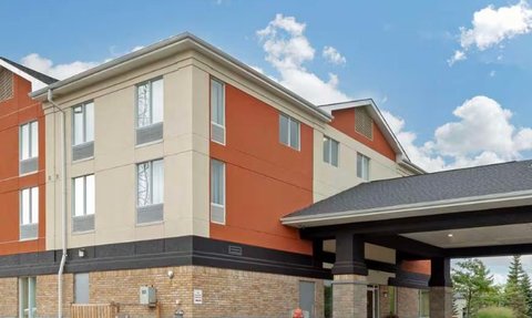 Das moderne Hotelgebäude zeigt eine Kombination aus orangefarbenen und neutralen Fassaden mit großen Fenstern.