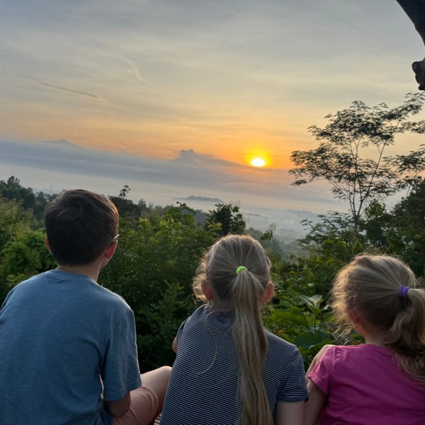 Kinder genießen den Sonnenaufgang auf den Setumbu Hills – Indonesien mit Kindern