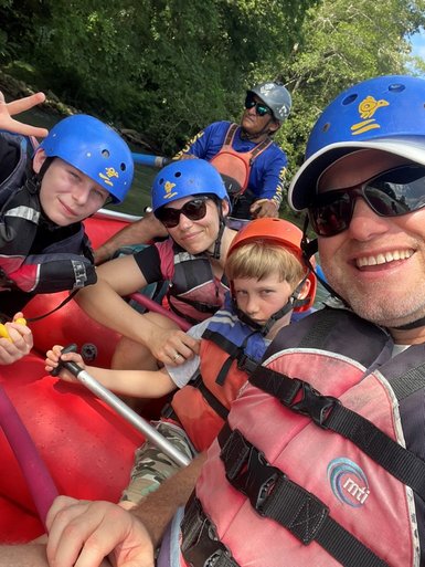 Familie und Guide posieren während Rafting-Abenteuer – Costa Rica Reise mit Kindern