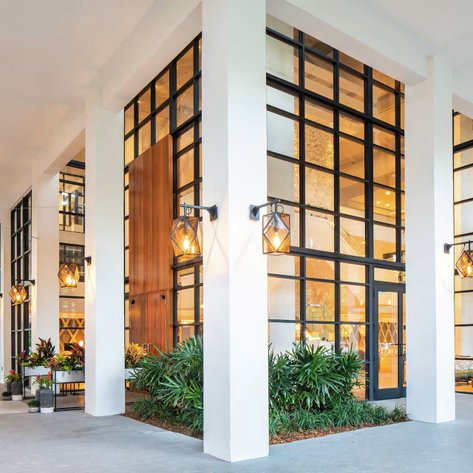 Der Eingangsbereich des Baker's Cay Resorts beeindruckt mit modernen, großen Glasfenstern und eleganten hängenden Lampen.