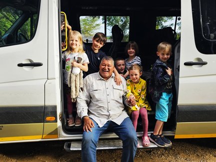 Reiseleiter sitzt mit Kindern im Bus - Garden Route mit Kindern