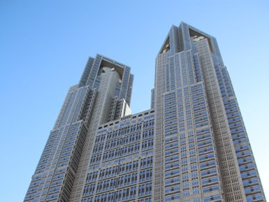 Die beeindruckenden Türme des Tokyo Metropolitan Government Buildings ragen majestätisch in den klaren blauen Himmel.