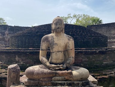 Sitzende Buddha-Statue im Zentrum der historischen Vatadage-Ruine in Polonnaruwa – Sri Lanka Reise mit Kindern