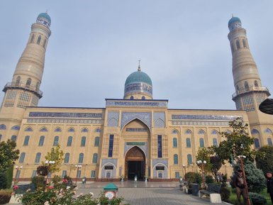 Die beeindruckende Andijan Jami Moschee mit ihren hohen Minaretten und der markanten Kuppel strahlt majestätische Schönheit aus.