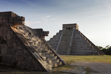Stufenpyramide El Castillo der Maya-Kultur in Chichén Itzá  – Mexiko mit Kindern
