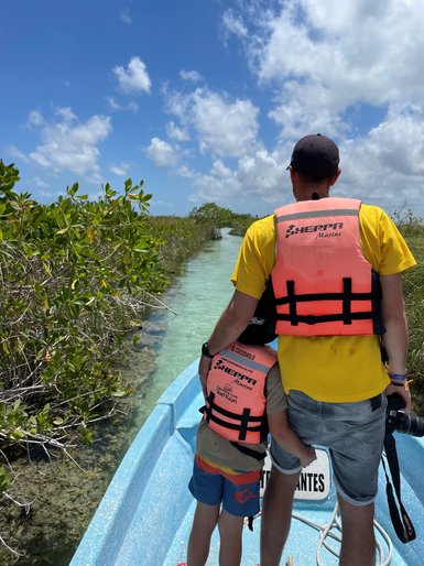 Vater und Kind genießen gemeinsam das Floating-Erlebnis im Naturreservat Sian Ka'an – Mexiko Familienreise