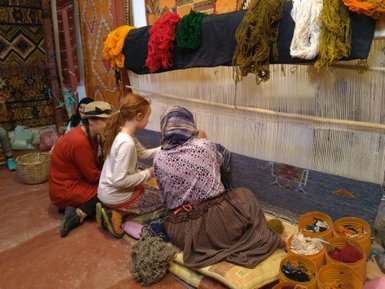 Traditionelle Teppichknüpferei in einer Kooperative in Taznakht – Familienreise nach Marokko
