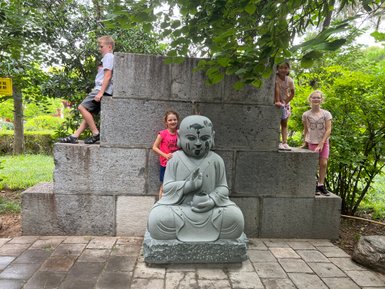 Kinder posieren fröhlich vor der berühmten Großen Wildganspagode in Xi’an – China Reise mit Kindern