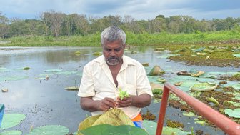 Einheimischer fertigt in der Nähe von Sigiriya einen traditionellen Hut – Sri Lanka Familienreise