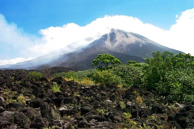 Schwarze Steine und weite Landschaft am Vulkan Arenal – Costa Rica Familienreise