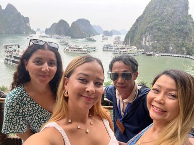 Tourguide nimmt Selfie mit Besucherinnen vor der Halong-Bucht – Vietnam Familienreise