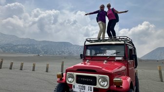 Zwei Frauen oben auf einem Jeep zum Bromo Vulkan – Indonesien mit Kindern