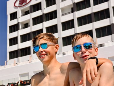 Kinder im Hotelpool des Crowne Plaza in Muscat – Oman Familienreise