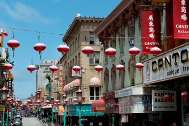 Eine bunte Straße in Chinatown San Francisco mit blauem Himmel