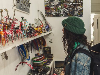 Frau stöbert in einem Souvenir-Shop in Kapstadt – Südafrika mit Kindern