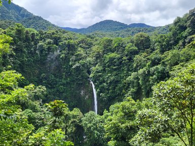 Wasserfall umgeben von üppiger Landschaft bei La Fortuna – Costa Rica Familienurlaub