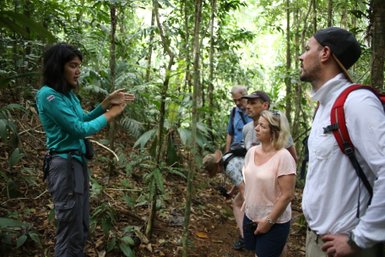 Familiengruppe wandert mit Guide durch den Regenwald bei Maquenque Eco Lodge – Costa Rica Familienreise