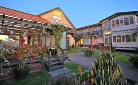 Außenansicht Pension Rapmund - Namibia mit Jugendlichen