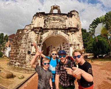 Familie hält ihren Besuch an einer bekannten Sehenswürdigkeit in Malakka mit einem Selfie fest – Malaysia & Borneo mit Kindern