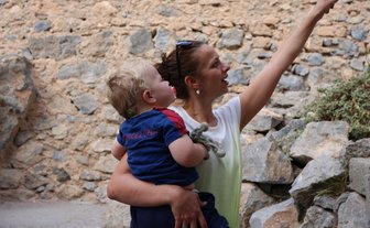 Mutter zeigt ihrem Kleinkind etwas im Oman – Oman Reise mit Kindern