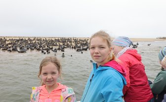 Zwei Kinder vor einer Robbenkolonie - Namibia mit Jugendlichen
